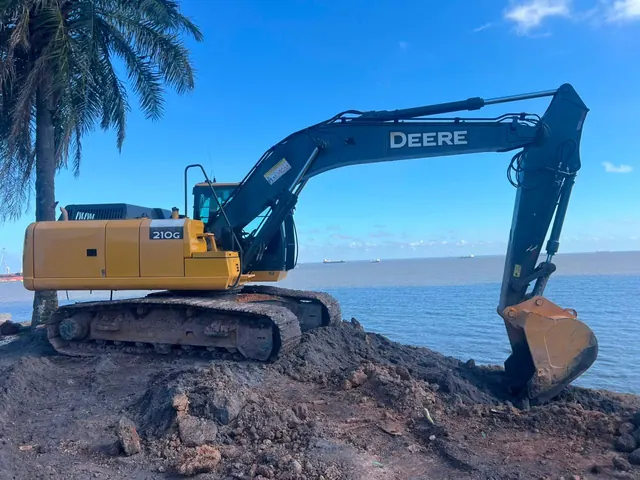 Escavadeira hidráulica John Deere 210G da SL em obra na orla