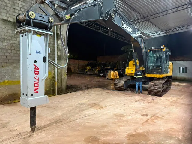Escavadeira John Deere 210G com rompedor hidráulico AJCE AB-710M no pátio