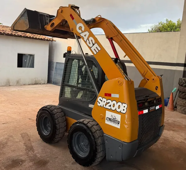 Mini-carregadeira Case SR200B da SL vista de trás, com a caçamba erguida