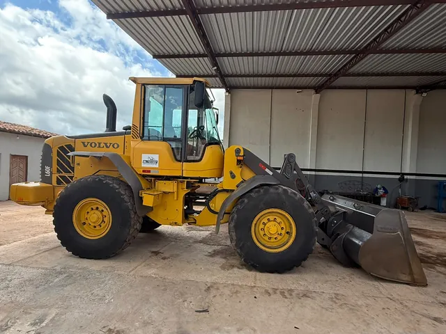 Pá-carregadeira Volvo L60F da SL, vista de lado no galpão da base
