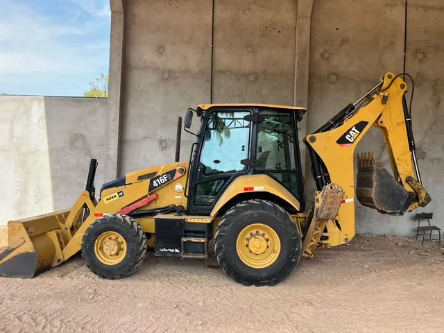 Retroescavadeira Caterpillar 416F2 da SL, vista de lado no galpão