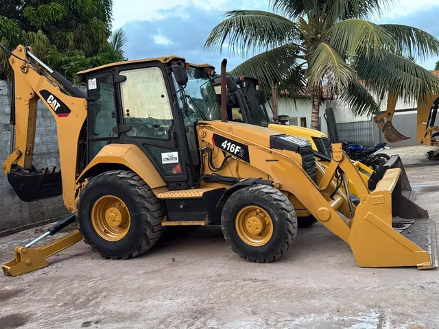 Retroescavadeira Caterpillar 416F2 com adesivo da SL no pátio, com outras retros da frota ao fundo