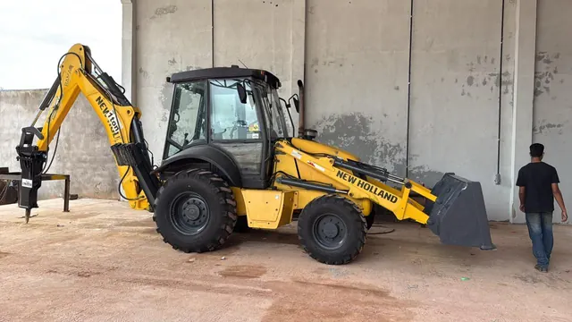 Retroescavadeira New Holland B95B com rompedor hidráulico